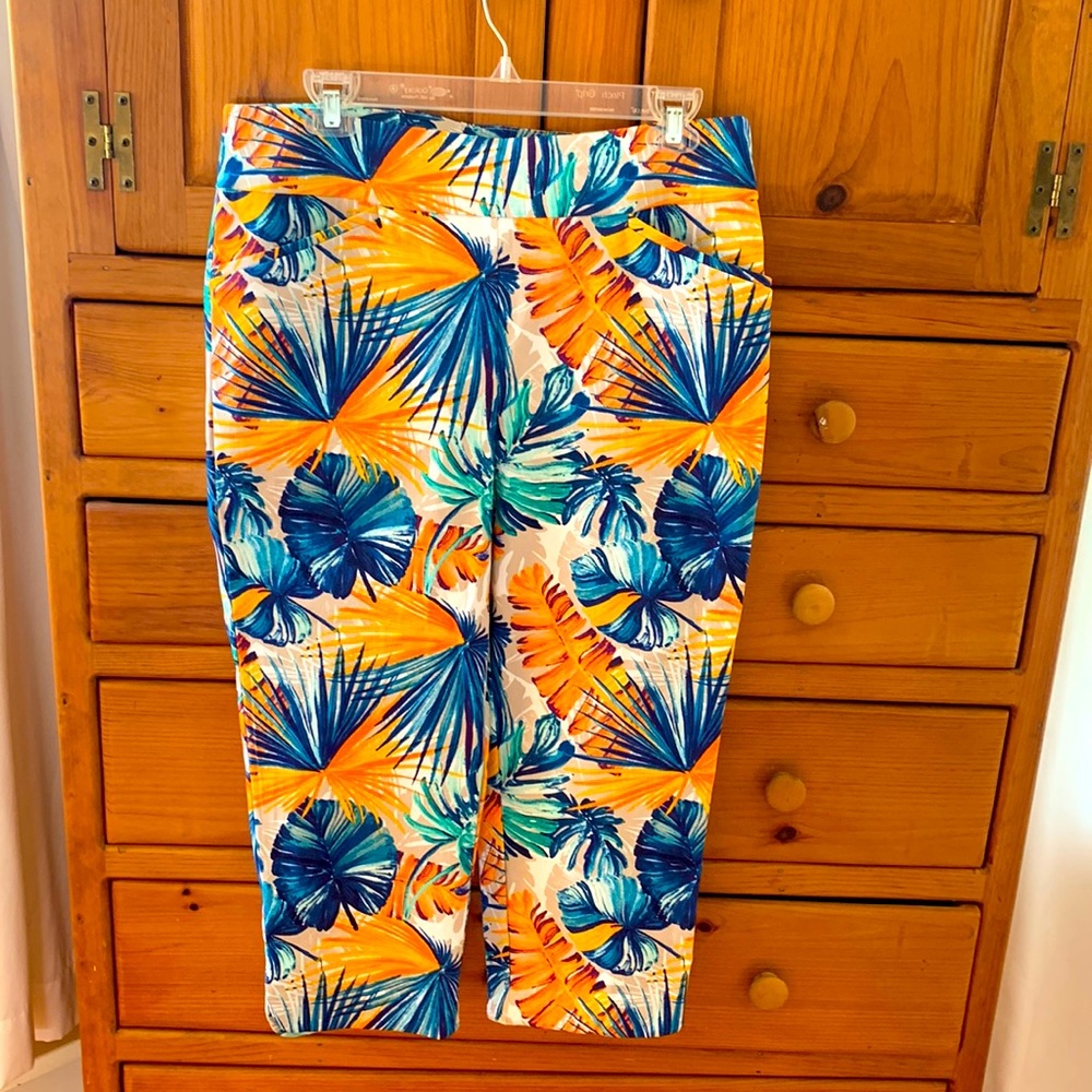 Chicos Tropical Strectch capris